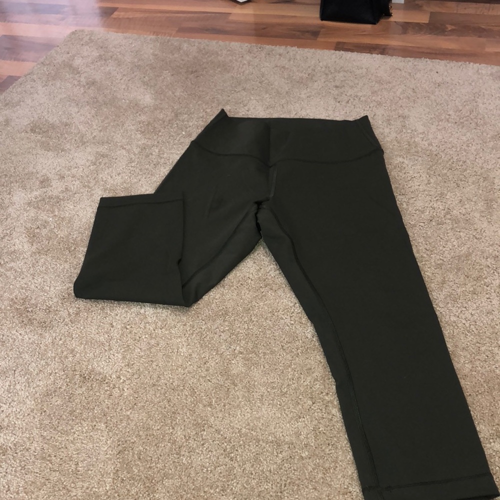Lululemon 21” olive green crops size 8!